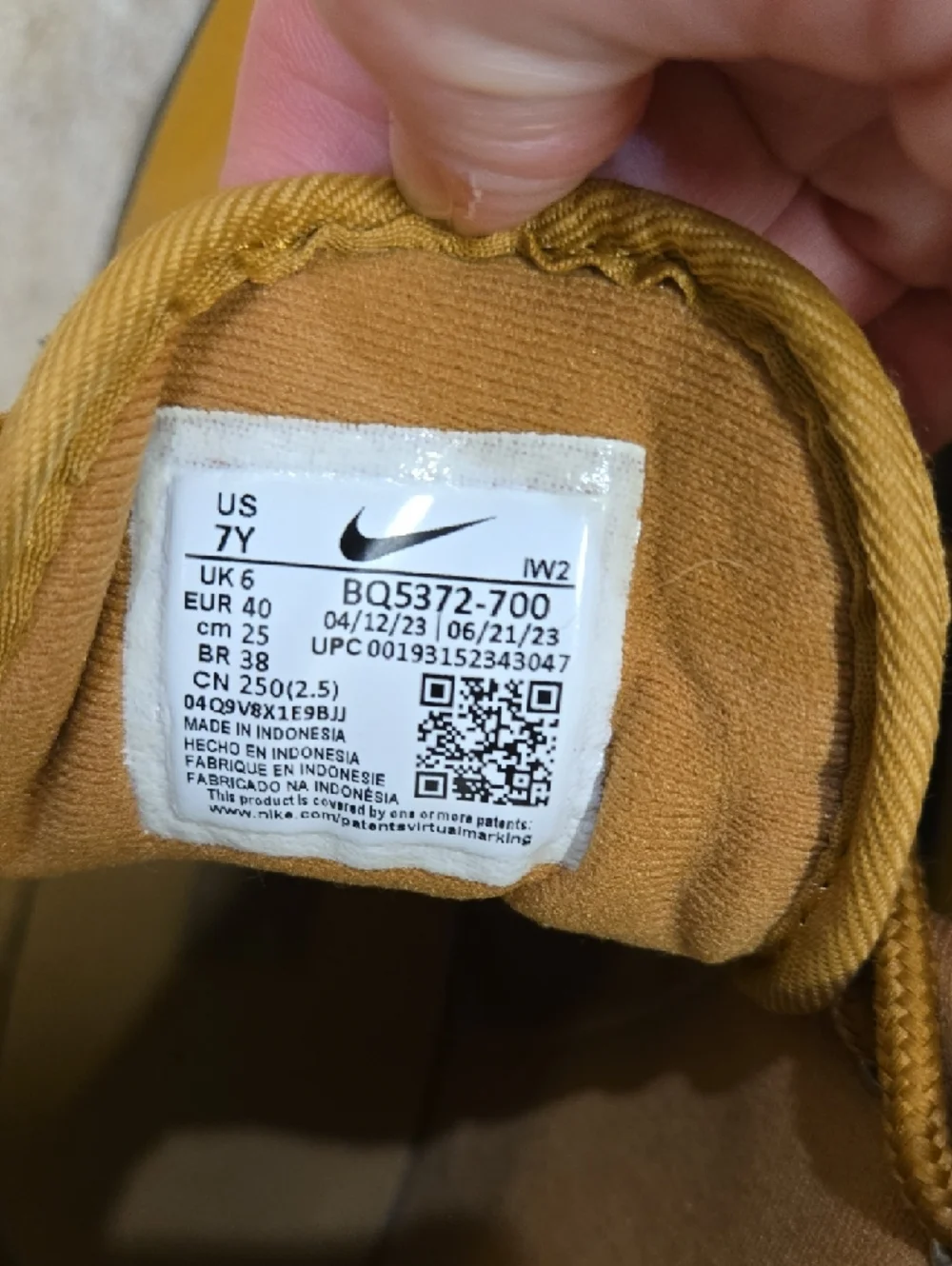Boys Nike  Wheat High-Top Boots in Mustard/Black Size 7Y